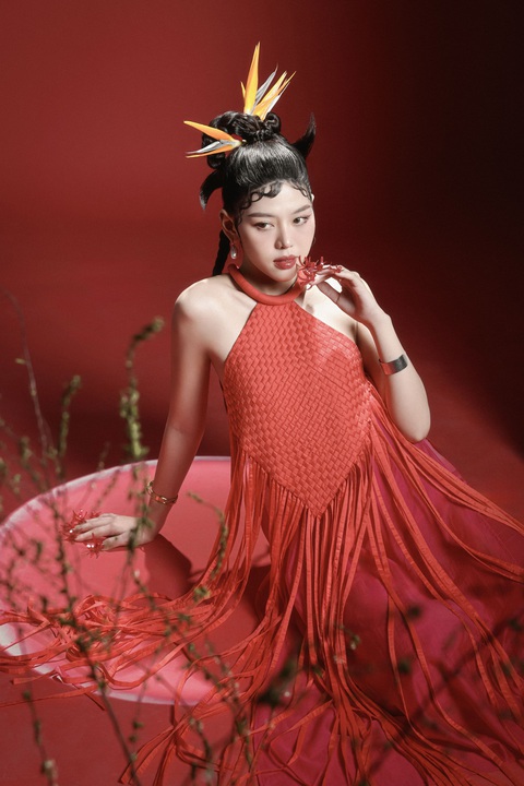 Muộii tung bộ hình Tết gây thương nhớ- Ảnh 3. Dòng nhạc Muộii theo đuổi trước đây là ballad nhẹ nhàng nhưng từ sau chương trình Vietnam Idol, Muộii khám phá được bản thân qua nhiều thể loại nhạc mới và khá hứng thú với thể loại pop và rock nên Muộii sẽ khai thác âm nhạc bản thân từ hai dòng nhạc trên, đồng thời có thể pha trộn thêm những thể loại khác để mình có thể thoải mái sáng tạo và linh hoạt hơn