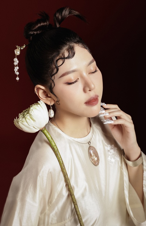 Muộii tung bộ hình Tết gây thương nhớ- Ảnh 5. Năm 2024 là một năm Muộii sẽ đặt mục tiêu và cố gắng thật nhiều để mang đến cho khán giả của Muộii những sản phẩm âm nhạc chất lượng, dù kế hoạch vẫn đang trong quá trình bàn bạc cùng với ê kíp.