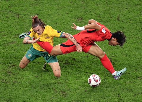 Son Heung Min ghi bàn, Hàn Quốc hạ Úc ở tứ kết Asian Cup 2023- Ảnh 2. Tuyển Úc (trái) không thể vượt qua tuyển Hàn Quốc ở tứ kết Asian Cup 2023 - Ảnh: REUTERS