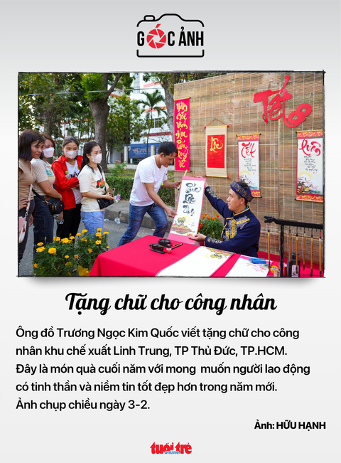 Tặng chữ cho công nhân - Ảnh: HỮU HẠNH Tặng chữ cho công nhân - Ảnh: HỮU HẠNH