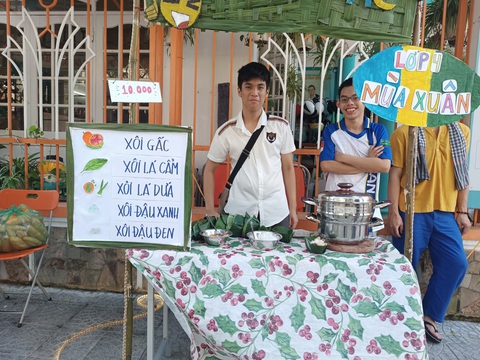 Phiên chợ xuân đặc biệt, khách mua trả tiền bằng nụ cười- Ảnh 2. Các thành viên tự thiết kế và bày bán các món ăn, đồ lưu niệm tại chợ Tết - Ảnh: QUANG HIẾU