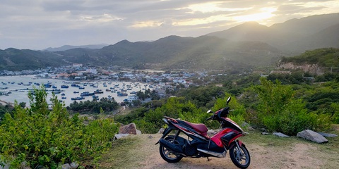 Tết đi phượt bao rẻ, bao vui- Ảnh 3. Dưới kia là làng chài Vĩnh Hy, tỉnh Ninh Thuận - Ảnh: TRẦN NAM