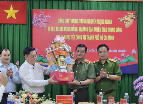 Trưởng Ban Tuyên giáo Trung ương chúc Tết Biên phòng Tiền Giang, Công an TP.HCM- Ảnh 5. Trưởng Ban Tuyên giáo Trung ương Nguyễn Trọng Nghĩa (thứ hai từ trái) trao quà Tết cho Giám đốc Công an TP.HCM Lê Hồng Nam - Ảnh: CẨM NƯƠNG