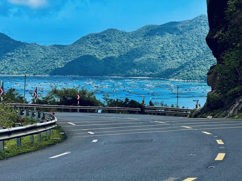 Khoảnh khắc Tết của tôi: Đón xuân an lành cùng con gái ở Phú Yên- Ảnh 2. Con đường quanh co ven biển - Ảnh: CHÁNH PHẠM