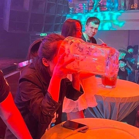 Ảnh vui 3-2: 'Bé Rồng' ở Nghệ An xin chào bà con cả nước- Ảnh 5. Bạn tôi khi đi Year End Party nói: