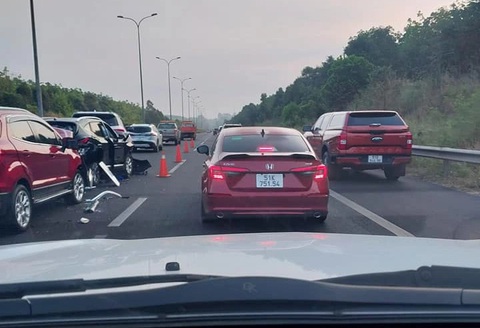 Cao tốc Long Thành - Dầu Giây kẹt cứng, 30 phút mới đi được 2km- Ảnh 5. Hiện trường vụ tai nạn liên hoàn - Ảnh: HỮU HUY