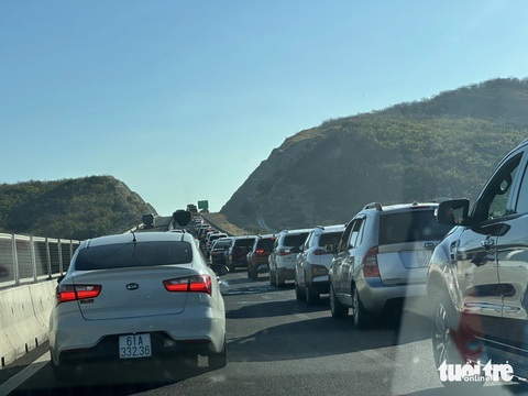 Kẹt xe 20km ở đầu ra cao tốc Vĩnh Hảo - Phan Thiết- Ảnh 1. Xe cộ đang ùn ứ hơn 20km tại điểm cuối cao tốc Vĩnh Hảo - Phan Thiết, huyện Tuy Phong, tỉnh Bình Thuận - Ảnh: B.T.DŨNG