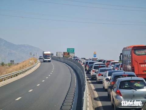 Kẹt xe 20km ở đầu ra cao tốc Vĩnh Hảo - Phan Thiết- Ảnh 3. Xe nối đuôi nhích từng chút một trên cao tốc Vĩnh Hảo - Phan Thiết trong suốt nhiều giờ - Ảnh: CÔNG TRIỆU