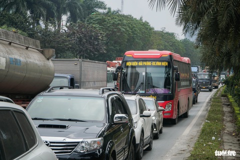 Đường vành đai hướng ra khỏi Hà Nội ùn tắc từ sáng tới chiều- Ảnh 16. Đại lộ Thăng Long hướng về vành đai 3 - Ảnh: PHẠM TUẤN