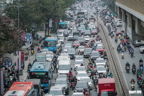 Đường vành đai hướng ra khỏi Hà Nội ùn tắc từ sáng tới chiều- Ảnh 17. Đường Nguyễn Trãi chiều 3-2