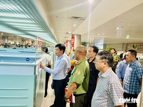 Thứ trưởng Bộ GTVT: Để xảy ra chậm chuyến, sân bay và hãng bay 'tiếc gì lời xin lỗi khách'- Ảnh 1. Thứ trưởng Bộ Giao thông vận tải Lê Anh Tuấn (áo xanh đứng phía trước) giám sát công tác phối hợp giữa các bên ở khâu nhập cảnh tại ga quốc tế Tân Sơn Nhất chiều 3-2 (24 tháng chạp) - Ảnh: CÔNG TRUNG