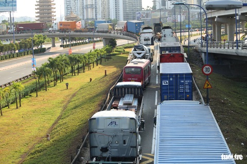 Đường Võ Nguyên Giáp, Võ Chí Công lại kẹt cứng, xe container 'bò' vào cảng- Ảnh 3. Một số tài xế xe container cho biết di chuyển
