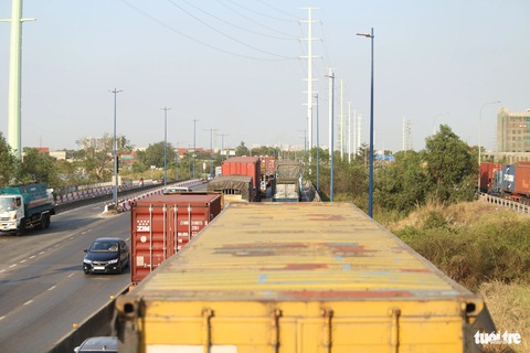 Đường Võ Nguyên Giáp, Võ Chí Công lại kẹt cứng, xe container 'bò' vào cảng- Ảnh 5. Hàng ngàn xe container, xe tải... vào cảng Phú Hữu bằng đường Võ Chí Công ùn tắc nghiêm trọng - Ảnh: MINH HÒA