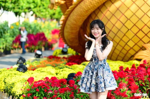 Đường hoa Phú Mỹ Hưng, TP.HCM khai mạc, hàng trăm du khách đã 'lên đồ' đi dạo- Ảnh 2. Nhiều bạn trẻ xúng xính áo quần đến đường hoa chụp ảnh kỷ niệm