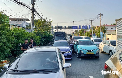 Đông nghẹt xe muốn rời TP.HCM, từ trưa tới chiều chưa tới nổi phà Cát Lái- Ảnh 1. Do chờ quá lâu để vào phà Cát Lái (TP Thủ Đức), một số tài xế đã xuống xe mua bánh mì và cà phê để ăn dằn bụng trước khi tiếp tục cuộc hành trình - Ảnh: CHÂU TUẤN