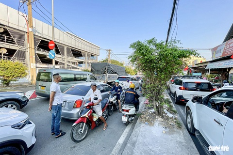 Đông nghẹt xe muốn rời TP.HCM, từ trưa tới chiều chưa tới nổi phà Cát Lái- Ảnh 3. Do kẹt xe nghiêm trọng, một số người đi xe máy liều mình chạy ngược chiều trong làn ô tô để vượt qua đoạn kẹt - Ảnh: CHÂU TUẤN