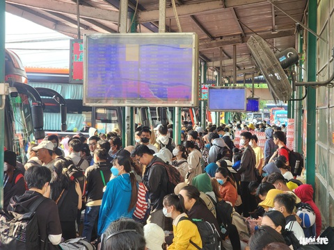 Đông nghẹt xe muốn rời TP.HCM, từ trưa tới chiều chưa tới nổi phà Cát Lái- Ảnh 5. Dự kiến những ngày tới lượng xe, người tại bến xe Miền Tây sẽ tiếp tục tăng - Ảnh: NGỌC KHẢI