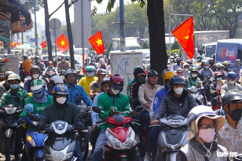 Đông nghẹt xe muốn rời TP.HCM, từ trưa tới chiều chưa tới nổi phà Cát Lái- Ảnh 7. Tại đường Trường Chinh (quận Tân Bình, TP.HCM), trên lề dưới đường đều xảy ra kẹt xe - Ảnh: TIẾN QUỐC