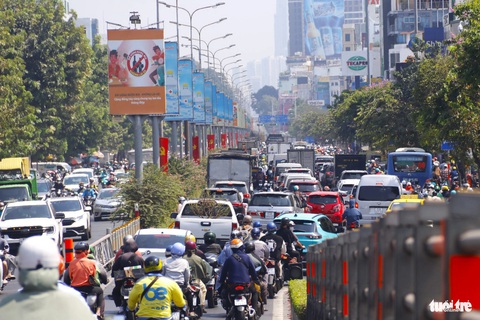 Đông nghẹt xe muốn rời TP.HCM, từ trưa tới chiều chưa tới nổi phà Cát Lái- Ảnh 8. Khu vực Hoàng Hoa Thám và Cộng Hòa ken đặc xe cộ - Ảnh: TIẾN QUỐC