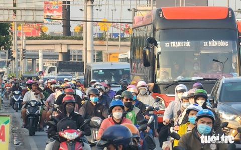 Cửa ngõ phía tây TP.HCM ùn ùn dòng người đổ về quê ăn Tết- Ảnh 1. Đông nghịt xe cộ chạy trên quốc lộ (huyện Bình Chánh) vào khoảng 17h15 ngày 3-2 - Ảnh: NGỌC KHẢI