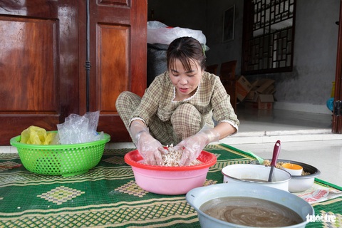 Âm thanh của làng bánh hộc ngày Tết gợi nhớ bao mùa xuân qua- Ảnh 2. Bánh làm từ hạt lúa nếp rang nổ, gừng xay, nước đường, đậu lạc - Ảnh: HOÀNG TÁO