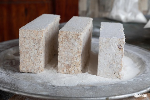 Âm thanh của làng bánh hộc ngày Tết gợi nhớ bao mùa xuân qua- Ảnh 3. Bánh gợi nhớ về ký ức một thời gian khó - Ảnh: HOÀNG TÁO