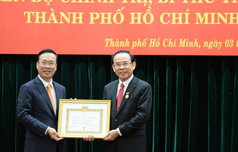 Chủ tịch nước trao huy hiệu 45 năm tuổi Đảng cho Bí thư Thành ủy Nguyễn Văn Nên- Ảnh 1. Chủ tịch nước Võ Văn Thưởng (trái) trao huy hiệu 45 năm tuổi Đảng cho Bí thư Thành ủy TP.HCM Nguyễn Văn Nên - Ảnh: TIẾN LONG