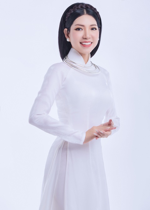 Ca sĩ Phương Yến Linh hẹn gặp khán giả quê nhà- Ảnh 3. Phương Yến Linh có một lối hát bolero rất đặc biệt. Thay vì hát cao vút bạch thanh theo lối thông thường, cô lại tập trung vào những quãng trầm đầy đặn, tạo nên một màu sắc bolero rất riêng, vừa liêu trai, huyền ảo, lại vừa chân thực, hiện hữu. Giọng hát Phương Yến Linh được đánh giá là có màu sắc trầm ấm, dễ đi vào lòng người.