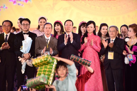 Phát huy nguồn lực kiều bào- Ảnh 1. Chủ tịch nước Võ Văn Thưởng cùng phu nhân và kiều bào cùng nhau hát vang bài Mùa xuân trên thành phố Hồ Chí Minh trong chương trình nghệ thuật đặc biệt “Xuân quê hương 2024” - Ảnh: QUANG ĐỊNH