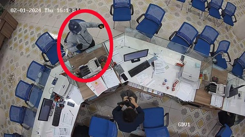 Sau 2 ngày, Công an Nghệ An bắt được nghi phạm cầm dao vào cướp ngân hàng- Ảnh 2. Nghi phạm dùng dao đe dọa cướp tiền nhân viên ngân hàng ở quầy giao dịch - Ảnh: Công an cung cấp