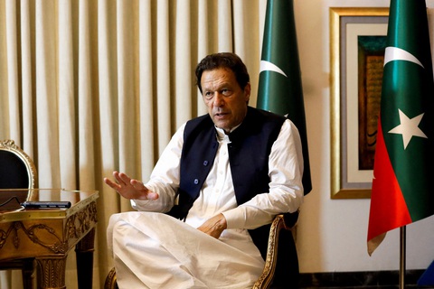 Cựu thủ tướng Pakistan nhận 3 án tù chỉ trong một tuần- Ảnh 1. Cựu thủ tướng Pakistan Imran Khan trong cuộc phỏng vấn tại Lahore, Pakistan ngày 17-3-2023 - Ảnh: REUTERS
