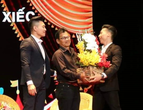 Anh em nghệ sĩ xiếc Quốc Cơ và Quốc Nghiệp tặng hoa tri ân thầy Duy Hà (giữa) - Ảnh: NVCC Anh em nghệ sĩ xiếc Quốc Cơ và Quốc Nghiệp tặng hoa tri ân thầy Duy Hà (giữa) - Ảnh: NVCC