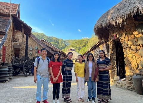 Khoảnh khắc Tết của tôi: Đà Lạt một nhớ hai thương, ba chẳng muốn rời- Ảnh 3. Gia đình tôi chụp trước làng Cù Lần - Ảnh: HAI SÀI GÒN
