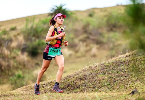 Từ hướng dẫn viên du lịch đến nhà vô địch chạy 100km- Ảnh 4. Hà Hậu trên đường chinh phục một giải chạy đường mòn - Ảnh: FBNV