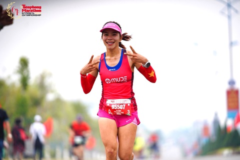 Từ hướng dẫn viên du lịch đến nhà vô địch chạy 100km- Ảnh 3. Hà Hậu tươi tắn trên đường chạy Tiền Phong marathon - Ảnh: FBNV