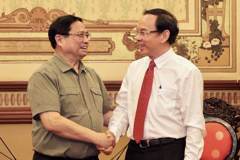 Thủ tướng: Phân cấp tối đa cho TP.HCM, bộ nào không phân cấp phải làm rõ- Ảnh 1. Thủ tướng Phạm Minh Chính trao đổi với Bí thư Thành ủy TP.HCM Nguyễn Văn Nên trước phiên họp - Ảnh: HỮU HẠNH