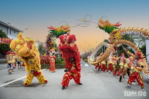 Đường hoa xuân lớn nhất phía tây Hà Nội rộn ràng đón khách du xuân - Ảnh: NAM TRẦN Đường hoa xuân lớn nhất phía tây Hà Nội rộn ràng đón khách du xuân - Ảnh: NAM TRẦN