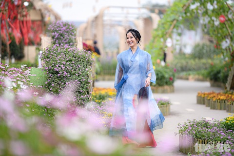 Nữ diva Hồng Nhung trải nghiệm Tết Việt tại đường hoa Home Hanoi Xuan 2024 - Ảnh: NAM TRẦN Nữ diva Hồng Nhung trải nghiệm Tết Việt tại đường hoa Home Hanoi Xuan 2024 - Ảnh: NAM TRẦN
