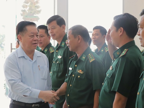 Trưởng Ban Tuyên giáo Trung ương chúc Tết Biên phòng Tiền Giang, Công an TP.HCM- Ảnh 1. Trưởng Ban Tuyên giáo Trung ương thăm hỏi các cán bộ tại Bộ chỉ huy Biên phòng tỉnh Tiền Giang - Ảnh: CẨM NƯƠNG