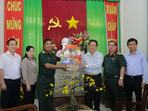 Trưởng Ban Tuyên giáo Trung ương chúc Tết Biên phòng Tiền Giang, Công an TP.HCM- Ảnh 2. Đoàn đại biểu thăm và trao quà Tết tại Ban chỉ huy Quân sự thị xã Gò Công - Ảnh: CẨM NƯƠNG
