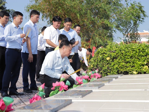 Trưởng Ban Tuyên giáo Trung ương chúc Tết Biên phòng Tiền Giang, Công an TP.HCM- Ảnh 4. Ông Nguyễn Trọng Nghĩa thắp hương cho liệt sĩ tại nghĩa trang huyện Gò Công Đông - Ảnh: CẨM NƯƠNG