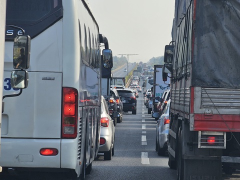 Đến gần 9h sáng, dòng xe vẫn kẹt cứng, nhích từng chút một trên cao tốc Long Thành - Dầu Giây - Ảnh: NGỌC HIỂN Đoàn xe mang biển số các tỉnh phía Bắc và miền Trung, trong đó có nhiều gia đình về Tết đã phải "bò" từng chút một trên cao tốc Long Thành - Dầu Giây - Ảnh: NGỌC HIỂN