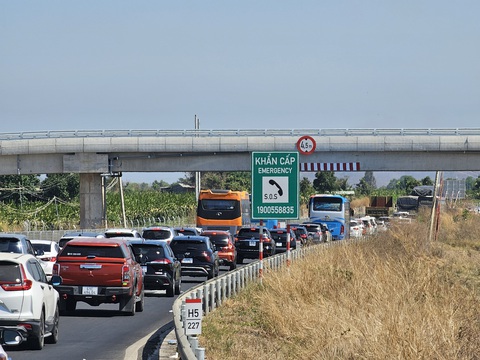 Kẹt xe 20km ở đầu ra cao tốc Vĩnh Hảo - Phan Thiết- Ảnh 5. Kẹt xe kéo dài, nhiều gia đình chọn tấp xe vào làn khẩn cấp nghỉ ngơi - Ảnh: CÔNG TRIỆU