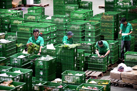 Làm gì để kinh tế bứt phá?- Ảnh 5. Saigon Co.op đã đưa vào vận hành hệ thống kho được xây dựng theo chuẩn xanh với trang thiết bị hiện đại, áp dụng công nghệ tiên tiến của thế giới đảm bảo hàng hóa luôn xanh sạch - Ảnh: QUANG ĐỊNH