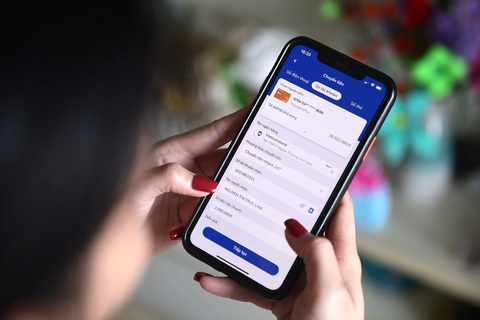 Tết đến, cẩn trọng chiêu lừa trùng tên tài khoản ngân hàng- Ảnh 1. Người dùng nên kiểm tra thật kỹ thông tin người nhận tiền trước khi chuyển khoản - Ảnh: QUANG ĐỊNH