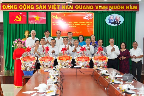 Phó bí thư Nguyễn Phước Lộc tuyên dương bí thư khu phố tiêu biểu- Ảnh 2. Phó bí thư Thành ủy TP.HCM Nguyễn Phước Lộc cùng Bí thư Thành ủy TP Thủ Đức Nguyễn Hữu Hiệp và các lãnh đạo tặng quà, chúc Tết các bí thư chi bộ khu phố tiêu biểu - Ảnh: HỮU HẠNH