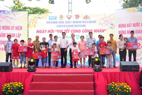 Phó bí thư Nguyễn Phước Lộc tuyên dương bí thư khu phố tiêu biểu- Ảnh 3. Phó bí thư Nguyễn Phước Lộc và Trưởng Ban quản lý các khu công nghiệp và khu chế xuất TP Hứa Quốc Hưng trao quà, chúc Tết gia đình công nhân - Ảnh: HỮU HẠNH