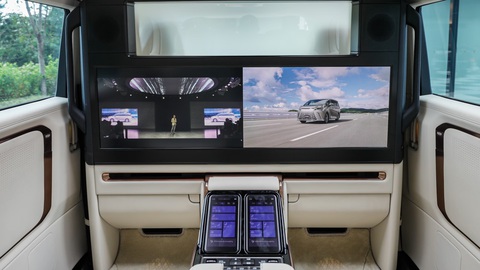 Hai xe Lexus mới dự kiến về Việt Nam sau Tết: LM mạnh hơn, GX off-road sang xịn mịn- Ảnh 6. Đặc biệt có màn hình 48 inch đặt phía sau cho bản 4 chỗ - Ảnh: MotorTrend