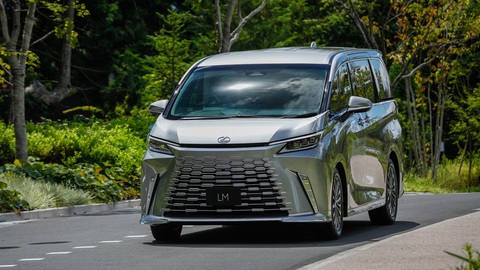 Hai xe Lexus mới dự kiến về Việt Nam sau Tết: LM mạnh hơn, GX off-road sang xịn mịn- Ảnh 4. Vẫn giữ kiểu dáng tổng thể tương tự đời trước, Lexus LM 2024 mang nhiều thay đổi ở các chi tiết thiết kế nội và ngoại thất. Cụm đèn chiếu sáng và đèn hậu LED mảnh mai hơn. Lưới tản nhiệt 3D được thiết kế tương tự RX mới - Ảnh: MotorTrend