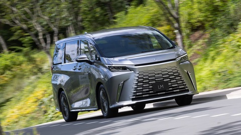 Hai xe Lexus mới dự kiến về Việt Nam sau Tết: LM mạnh hơn, GX off-road sang xịn mịn- Ảnh 3. Phiên bản 500h sẽ sử dụng động cơ mạnh nhất từ trước đến nay. Động cơ hybrid bao gồm máy xăng 2.4L tăng áp kết hợp hai mô-tơ điện, sinh ra tổng công suất 349 mã lực và đi kèm hộp số 8 cấp - Ảnh: MotorTrend